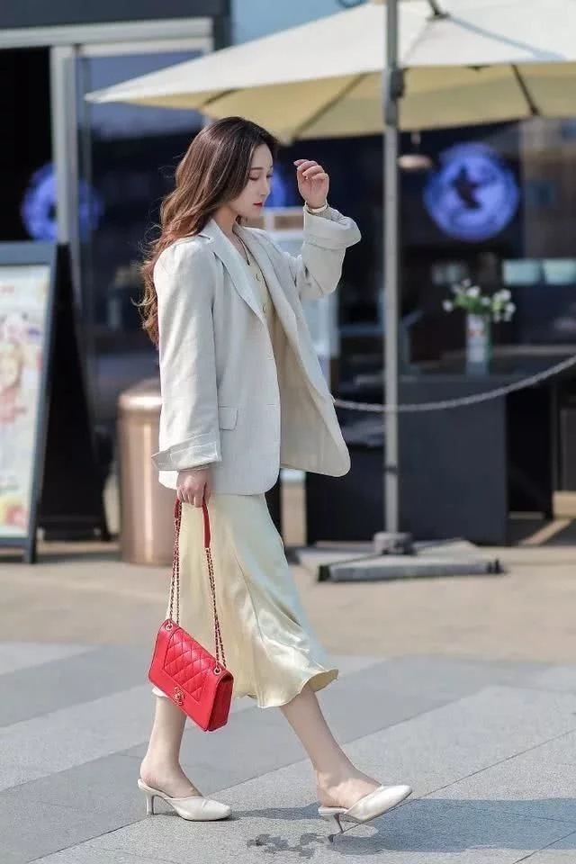 街拍：温柔可人的小美女，身穿吊带连衣裙，时尚清新靓丽