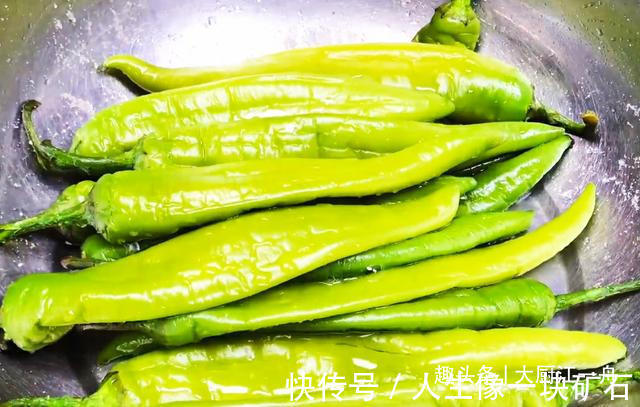 辣椒这样做太好吃了，不加一滴水，一次腌制20斤，放一年都不坏