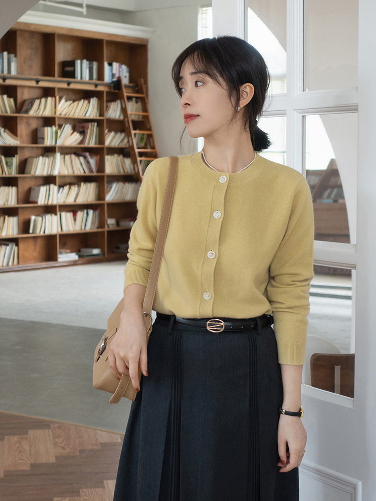 半身裙 秋冬季节怎么穿?针织开衫搭配百褶半身裙温柔优雅,美出了新高度