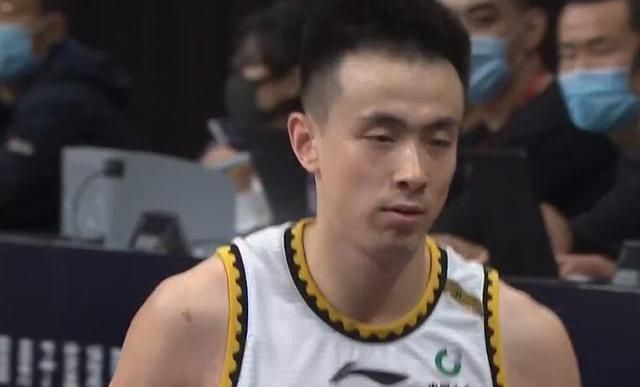 赵继伟|真怒了!杨鸣飙脏话怒吼辽篮替补,赵继伟也很生气,怒摔水瓶发泄
