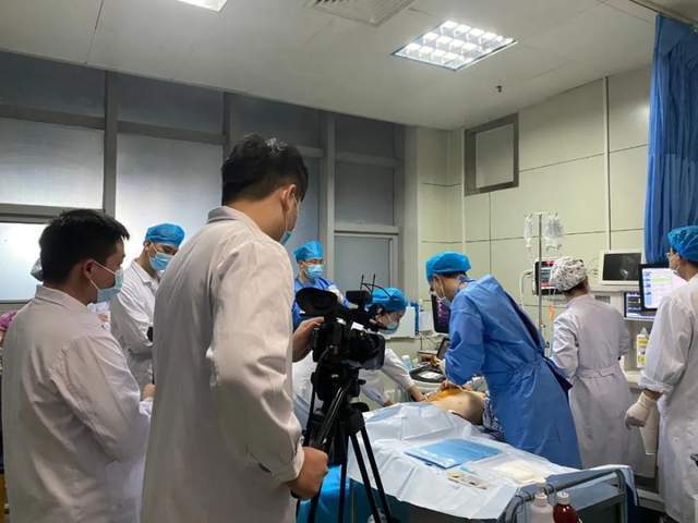 癌细胞|再也不怕癌症了?中国纳秒脉冲电场技术,万伏高压电瞬击癌细胞