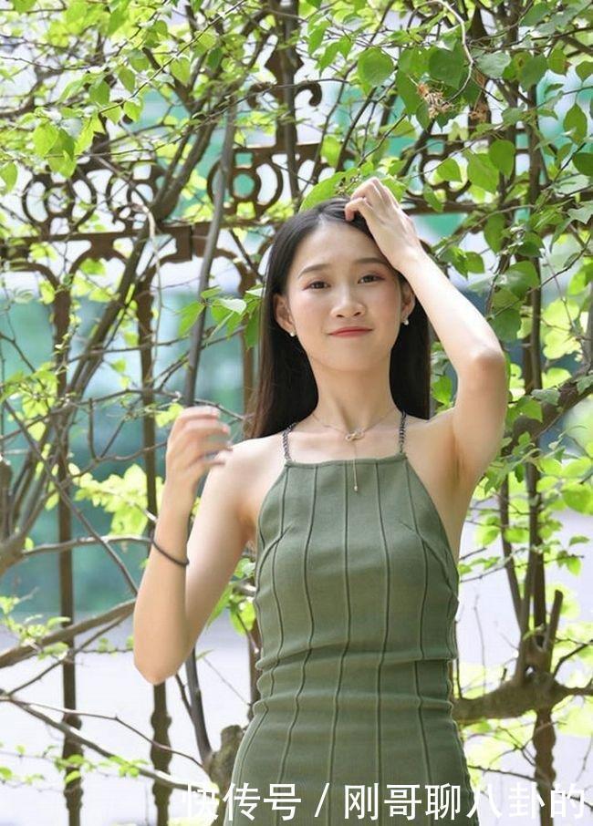 紧身裤|美女身穿黑色连衣裙,身材不好的人还真不敢穿