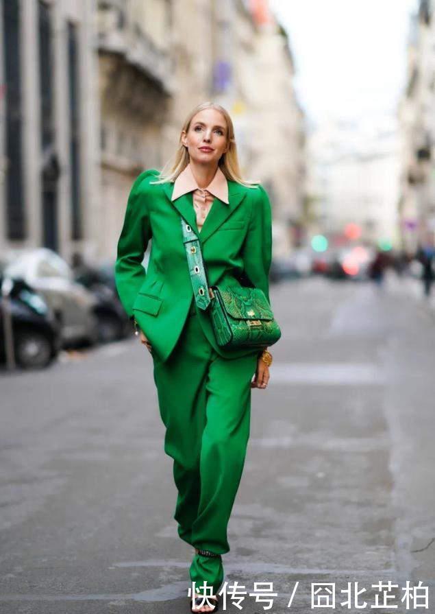 50岁的女人,过年最好少穿“红一套”!试试这3种穿搭,特优雅