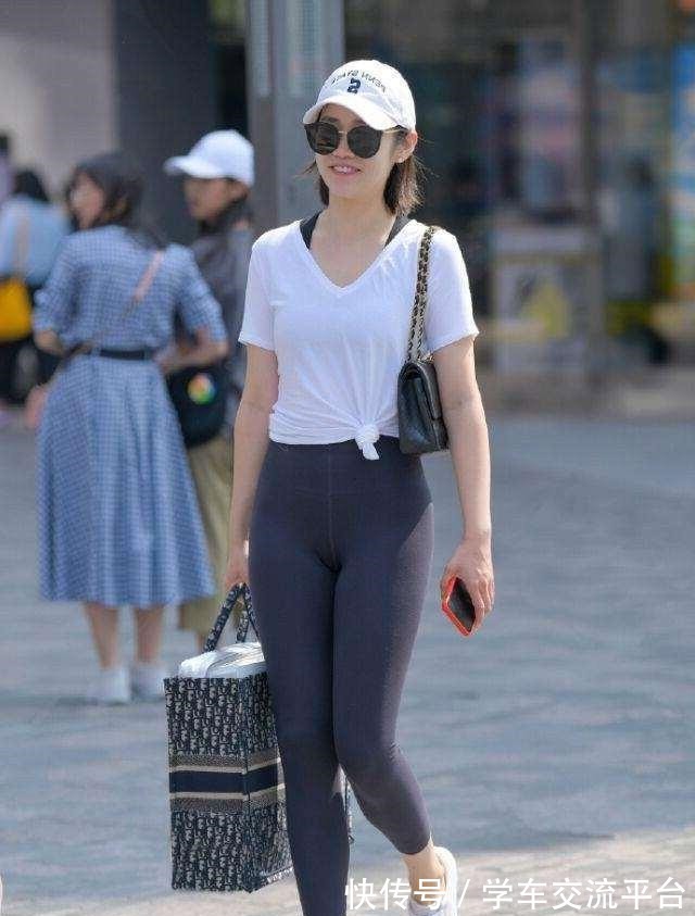 穿搭 白色休闲鸭舌帽搭配黑色打底裤，显瘦但缺点太明显，显得头重脚轻！