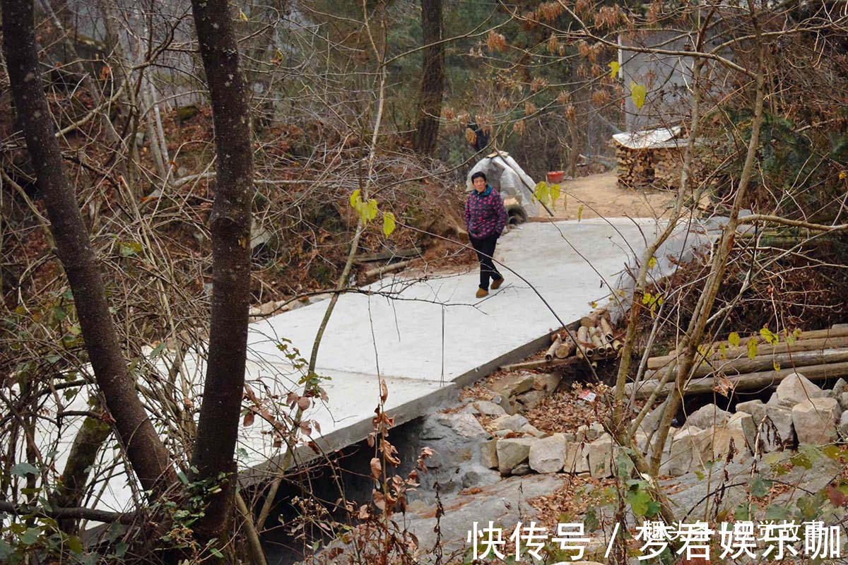 山村68岁大爷行动不便,老伴在家做美食,全给儿媳妇吃