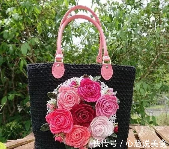 包包$55款超美的钩花包包,只要会钩不同的花,拼缝在一起,就能做出