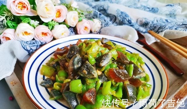 凉拌|皮蛋别只会凉拌了,试试这样做着吃,口感Q弹,开胃又下饭!