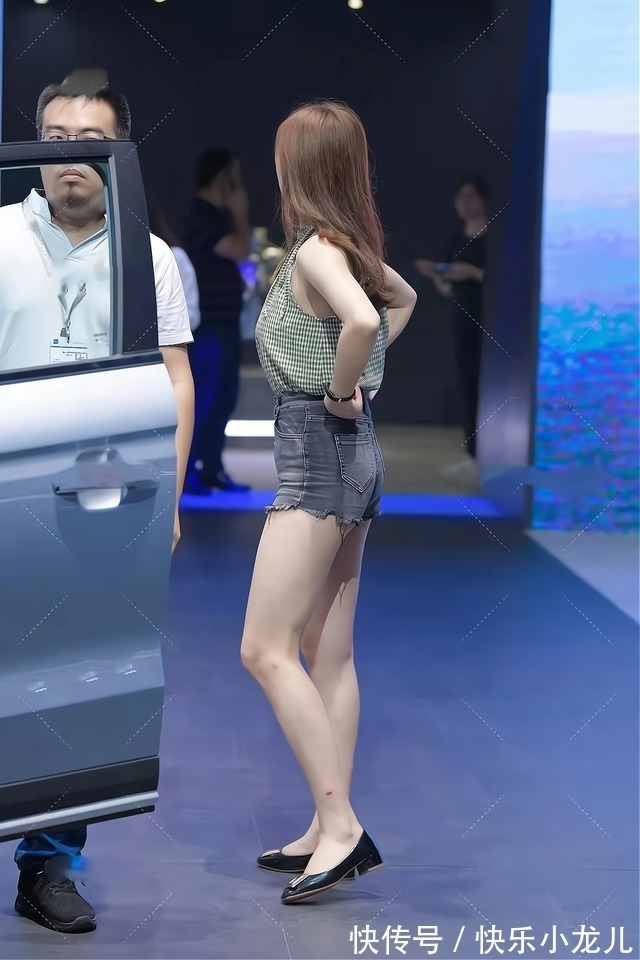 脖衫 格纹挂脖衫、烟灰色牛仔短裤,虽然都是很简单的衣服,却十分有型