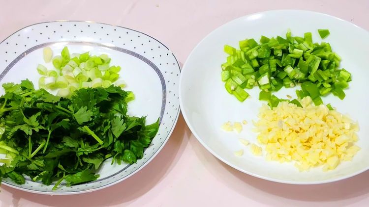 土豆又出新吃法,不煮不炸不凉拌,出锅比肉还香,一顿8个不够吃