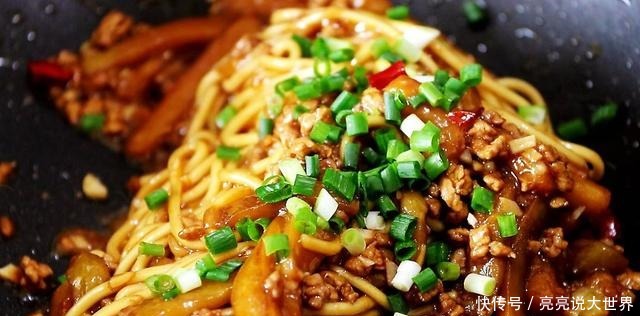 1根茄子,一块猪肉,这是茄子肉末焖面的做法,真好吃