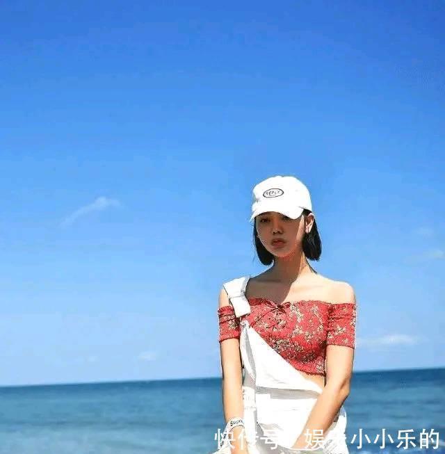 美女 白牛仔吊带美女，是个非常仙女的人，这样的穿搭很适合完美身材