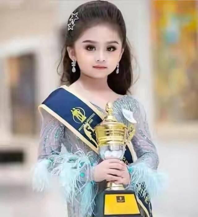 泰国6岁选美冠军,台风不输估计超模,T台造型身姿优美好圈粉