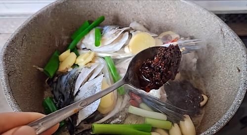  鱼头|秋冬这样吃，菜饭一锅出~鱼头泡饼