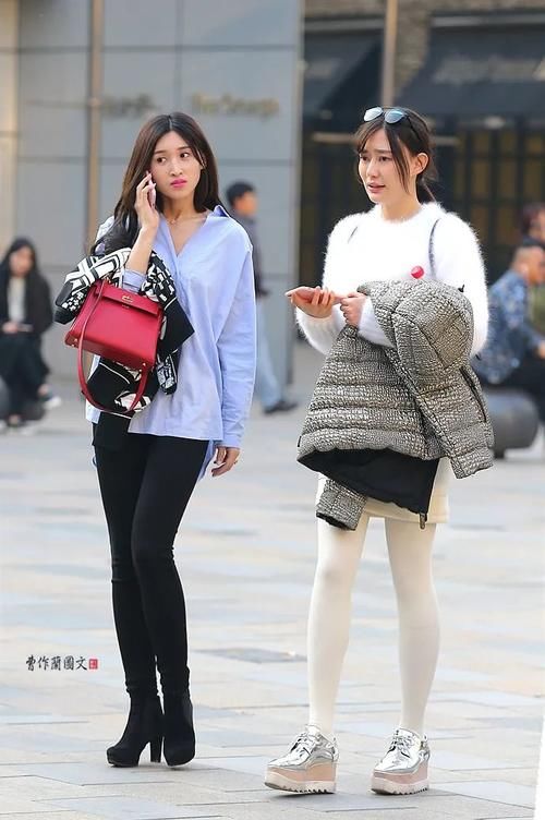 街拍:清新亮眼的白丝袜美女