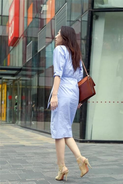 漂亮的北方美女，不像是普通女性该有的样子，真想带她回老家长脸