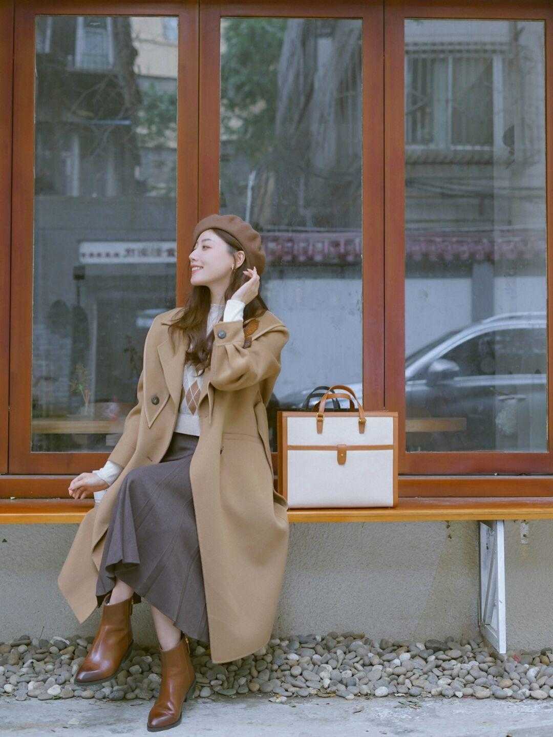 格子 秋冬季节“大衣”怎么穿?搭配针织衫和半身裙优雅大气,高级时髦