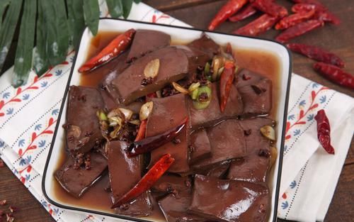 炒猪血，直接炒是大错，多做一步，猪血嫩滑不腥，还不易碎