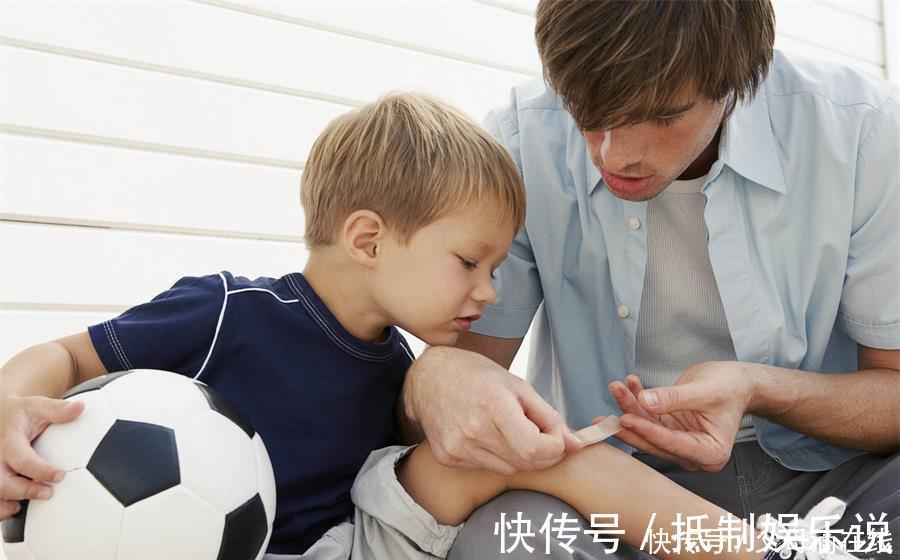 伤害|孩子摔倒,父母要不要不理会?你的行为可能正在伤害他们