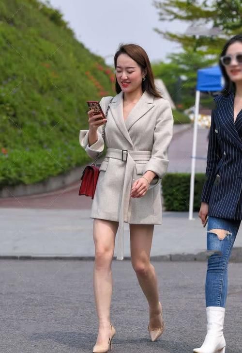 小姐姐穿西装外套手提包包,时尚又大气,做个时髦靓丽的打工人