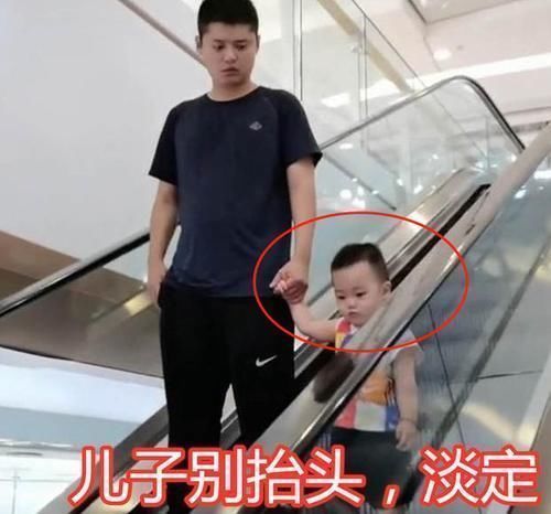 宝妈|爸爸偷带儿子逛商场,坐电梯时偶遇妻子,爷俩装作看不见