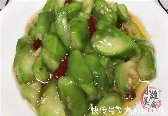 炒丝瓜时,马上下锅就错了,难怪丝瓜发黑没食欲,早懂早受益!