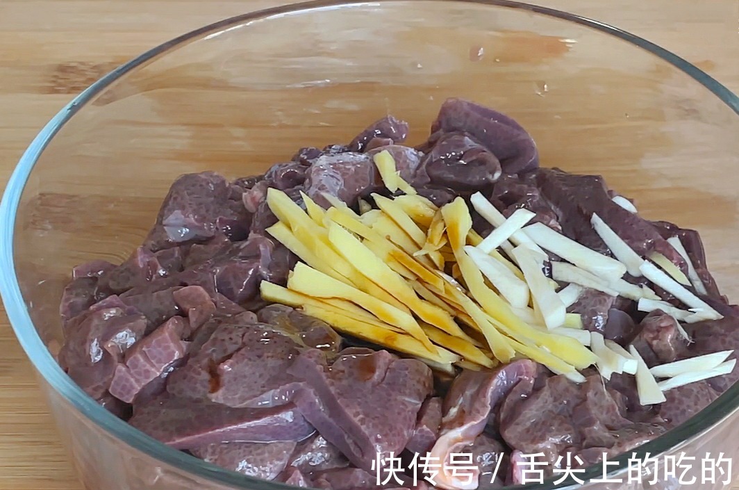 红线椒|把啤酒倒入猪肝中,这种做法真是太厉害了,出锅满屋飘香,真解馋