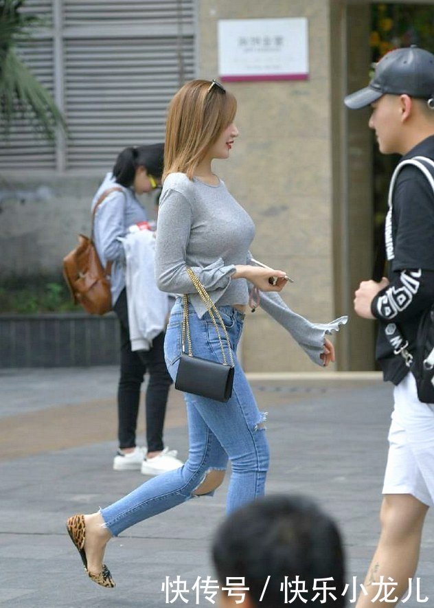 画面感|紧实款式的牛仔裤,释放电力,超撩人的抚媚姿态画面感十足!