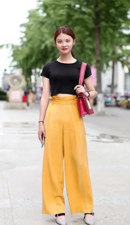 街拍:小姐姐身穿紧身裙,配黑色的小包,看上去是很有气质