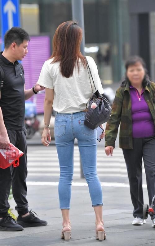 修身 时尚中释放个性，修身牛仔裤穿搭，给你想要的气质美