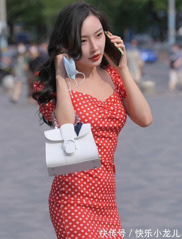 手提包 红裙子甜美可爱,气泡袖设计独特气质,白色手提包非常高级