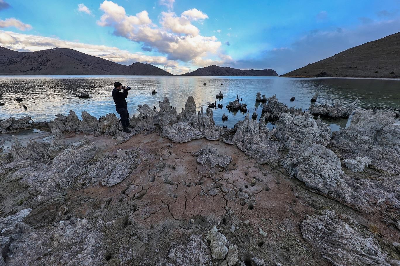 水位|土耳其凡恩湖水位降低 露出奇形怪状的微生物岩