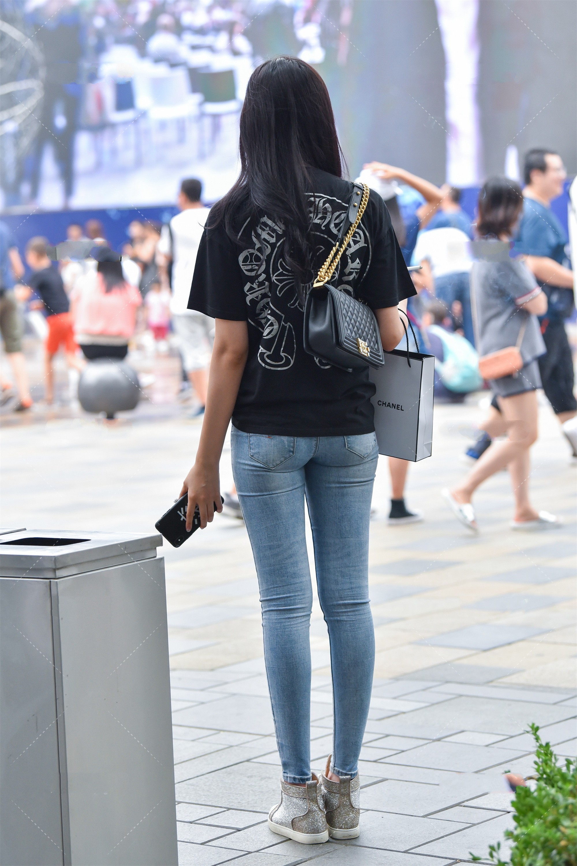 美女|美女街拍:宽松上衣搭配浅蓝色裤子,活力满满,时髦大气