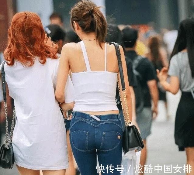 紧身牛仔裤|紧身牛仔裤穿在身上，精致又大方，整个人看起来也显得气质十足