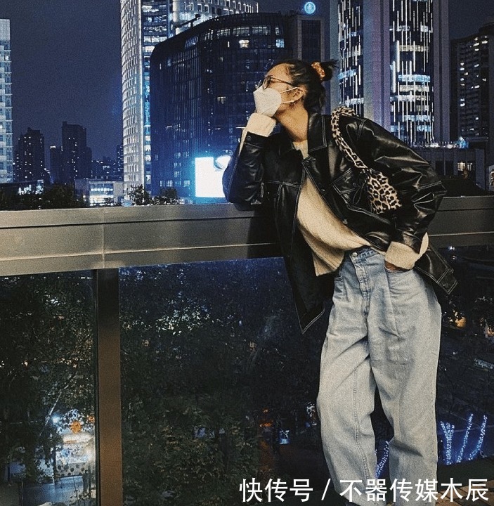 刘雯可真会玩,明明穿西装很高级,却要搭配紧贴头皮的大油头好丑