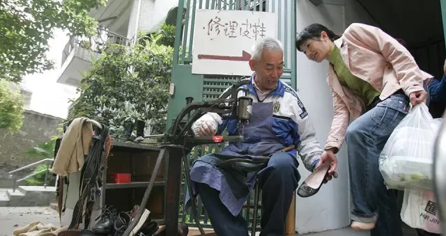 西服|修得了Gucci鞋、改得了LV西服…街头的老手艺人,太牛了