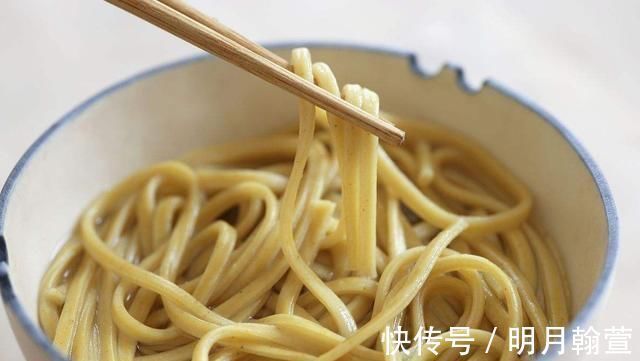 筋道|煮面条时，不要直接加水煮，牢记三个窍门，面条更筋道可口