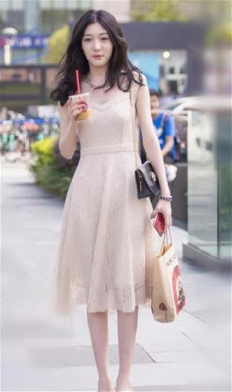 同款|金黄卷发的双胞胎姐妹,同款连衣裙,颜值同时爆表