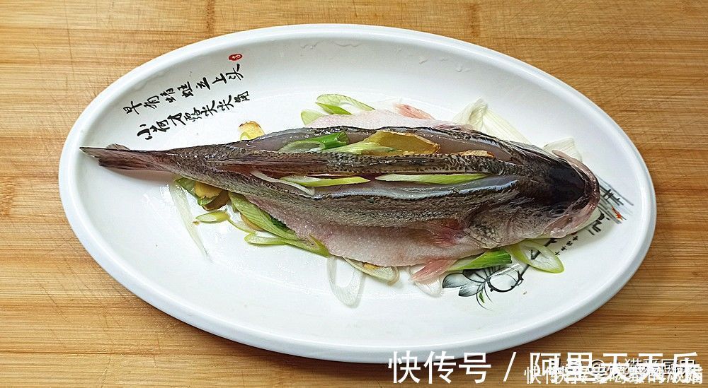 清蒸|清蒸鲈鱼就爱这种做法，又快又简单，鱼肉鲜嫩细腻，年夜饭做来吃