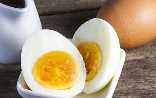 煮鸡蛋别只会用清水，多加2种料，鸡蛋又香又嫩，蛋壳一碰就掉