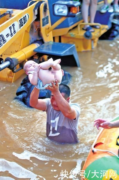 一条龙|独家直击新乡重灾区大块镇 洪水中“一条龙”营救紧张有序