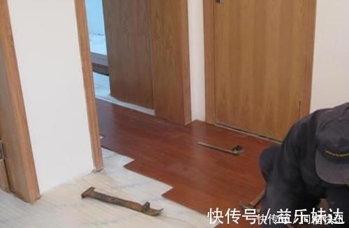 梅雨天|想用地板做全屋通铺，却被朋友制止！这么铺，以后不起拱才怪