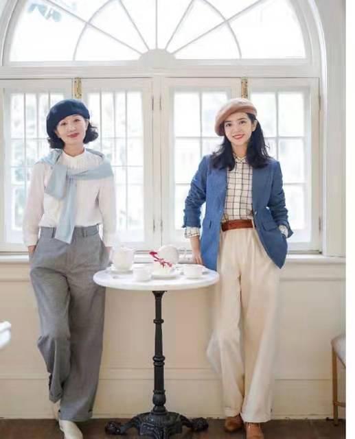 针织衫 女人过了50少穿“小黑裤”，不洋气！今年流行“奶奶裤”，真漂亮
