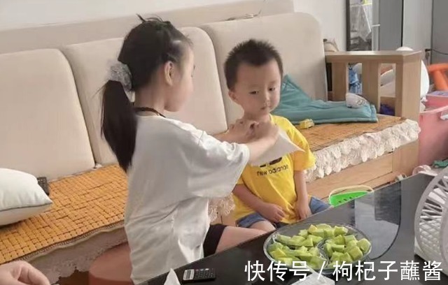 悦悦|奇奇享受“悦”式服务,吃着碗里的看着锅里的,网友:实名羡慕