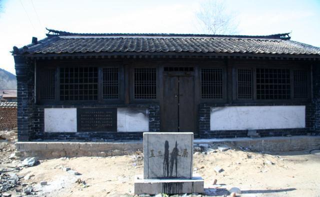 石碑|实拍王二小故居,牺牲70年后被修缮,房前石碑被泼墨,令人气愤