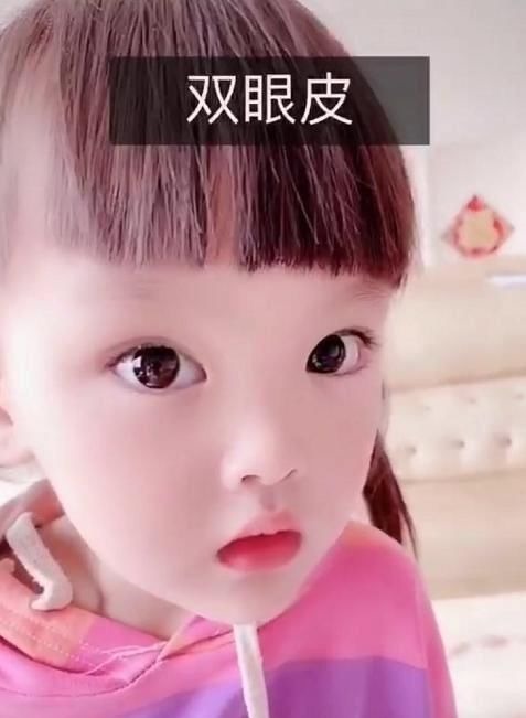 双胞胎|三胞胎女儿一模一样,爸爸犯难分不清,于是想出来个妙招,太聪明