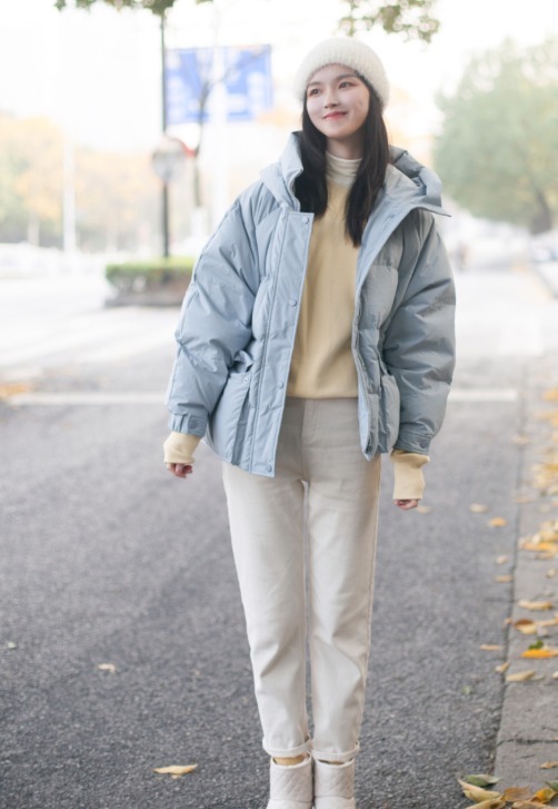 利落|羽绒服别光买黑白灰,今年流行这件“婴儿蓝”,显白还很减龄!