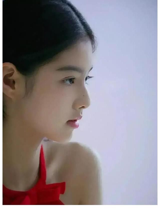 长津湖|在正在热播的电影（长津湖）中抛红领巾的小女孩名字叫艾米