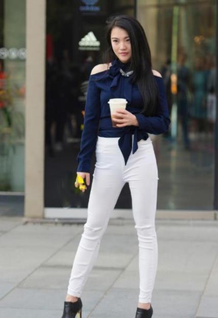 小美女|街拍自信优雅的小美女,魅力十足,气质甜美