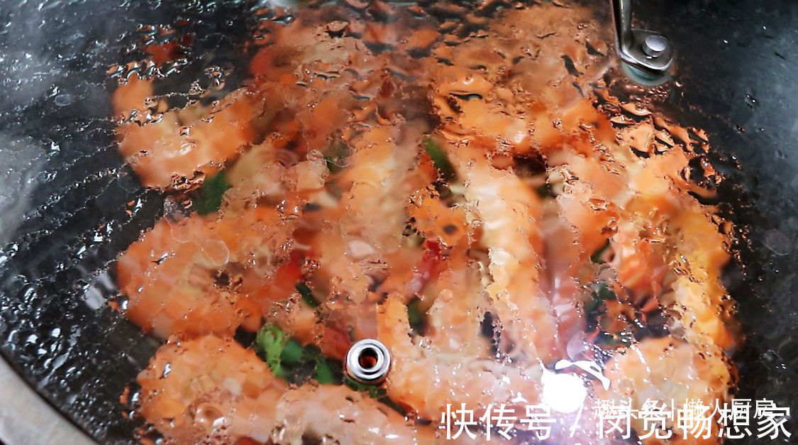 大虾不用水煮，撒点盐焖一下，比白灼虾更好吃，脆嫩Q弹