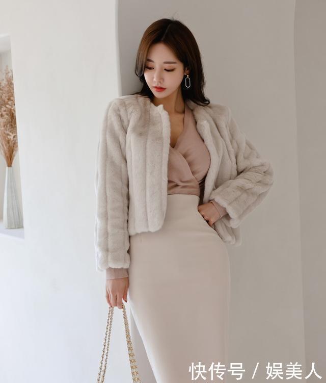 最美孙允珠:竖纹貂绒雅贵外搭,内搭修身丝滑雪纺衫
